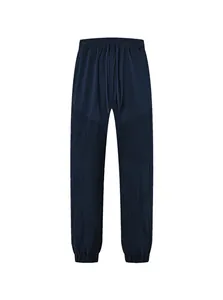 Vista detallada de pantalones joggers azul marino para hombre con textura plisada distintiva.