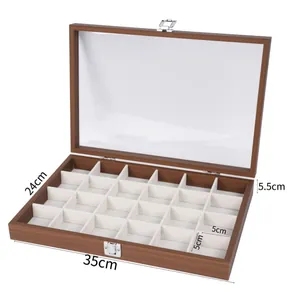 Detalle de joyero de madera con 24 rejillas y medidas precisas de 35x24x5,5 cm