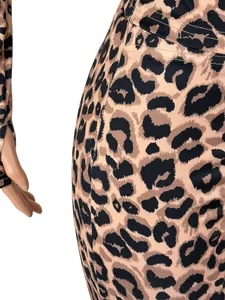 Gros plan sur la texture léopard et les coutures latérales d'un vêtement sexy moulant.