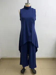 Moderno completo due pezzi blu navy con top asimmetrico smanicato e pantaloni a gamba larga