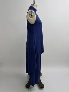 Vue latérale de l'ensemble haut sans manches à col haut et pantalon large fluide