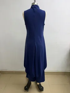 Vista posteriore di un elegante completo blu navy con tunica senza maniche e pantaloni