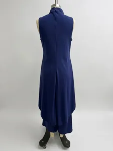 Vue arrière d'un ensemble élégant bleu marine avec tunique sans manches et pantalon