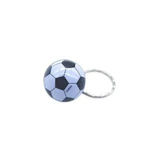 Mini Schwarz-Weiß Fußball Schlüsselanhänger mit Metallring auf weißem Hintergrund
