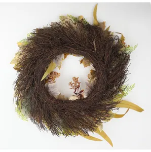 Detalle de una corona de cosecha de otoño con calabazas blancas y hojas de arce doradas