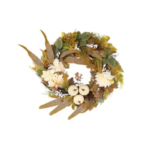 Guirnalda de cosecha de otoño con calabazas blancas y hojas de arce para decoración de puerta