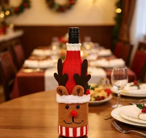 Festliche gestrickte Weinflaschenhülle mit Rentier-Motiv für Weihnachtsdekorationen