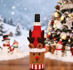 Detailansicht der Rentier-Weinflaschenhülle in festlicher, verschneiter Weihnachtsumgebung.