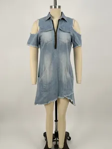 Hellblaues kurzärmeliges Jeanskleid mit V-Ausschnitt-Reißverschluss und Cold-Shoulder-Design