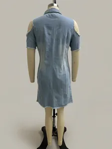 Rückansicht eines hellblauen schulterfreien Jeanskleides auf einer Schaufensterpuppe