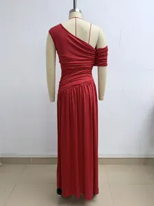 Rückansicht eines roten One-Shoulder-Kleides mit Raffungen und schmaler Passform