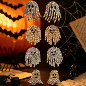 Detailansicht funkelnder Geisterohrringe mit Strass in Halloween-Atmosphäre