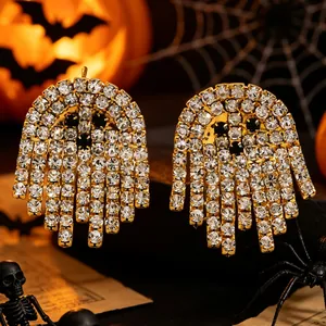 Detailaufnahme funkelnder Kristall-Strass-Geist-Ohrringe für die Halloween-Party