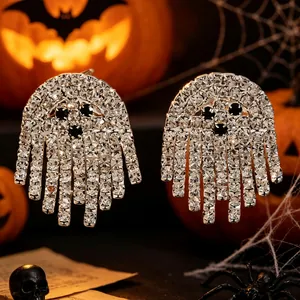 Nahaufnahme von gruseligen Geister-Ohrringen mit funkelnden Strasssteinen für Halloween.