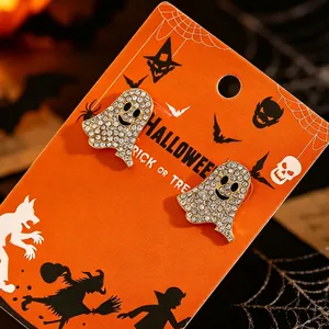 Detaillierte Makroaufnahme von funkelnden Halloween-Ohrringen mit Strass-Geistern als Zubehör