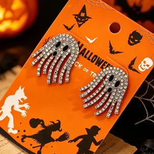 Detailansicht der mit Strasssteinen besetzten Geisterohrringe auf Halloween-Displaykarte