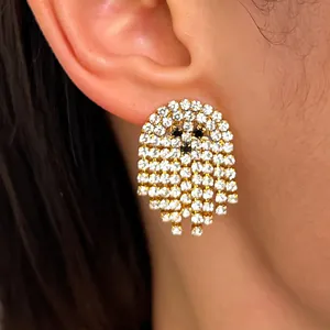 Detailansicht eines glitzernden Geisterohrrings mit weißen und schwarzen Strasssteinen.