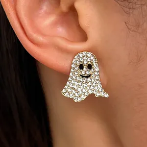 Nahaufnahme eines funkelnden, mit Strass besetzten Gespenster-Ohrsteckers am Ohr.