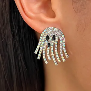 Nahaufnahme eines glitzernden Strass-Geisterohrrings für Halloween am Ohr.