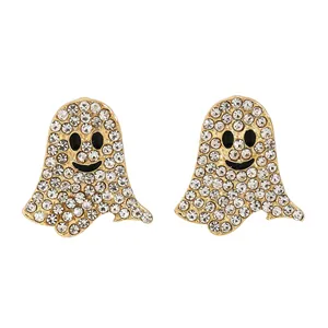 Detailansicht von funkelnden Geist-Ohrsteckern mit Kristallen für Halloween-Schmuck
