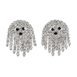 Nahaufnahme von glitzernden Strass-Geist-Ohrringen für Halloween-Kostümschmuck