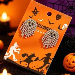 Detailansicht der Halloween-Strass-Geisterohrringe auf orangefarbenem Themenkarton