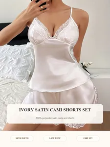 Vue détaillée de l'ensemble caraco et short en satin ivoire avec bordure en dentelle.