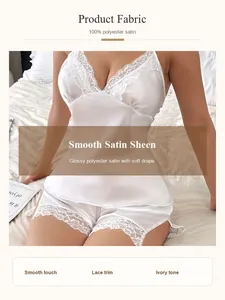 Vue détaillée d'un ensemble pyjama en satin blanc avec dentelle et éclat doux