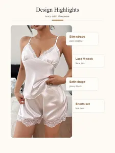 Ensemble de nuit en satin ivoire avec caraco à col en V en dentelle et short assorti