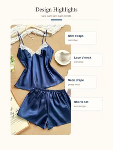 Dettagli dell'elegante set pigiama in raso blu navy con scollo a V in pizzo e spalline sottili