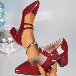 Élégantes chaussures Mary Jane bordeaux vernies à talons blocs et brides réglables