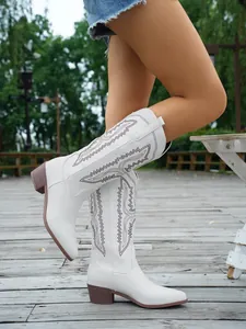 Detailansicht weißer Western-Cowboystiefel mit aufwendiger grauer ethnischer Stickerei
