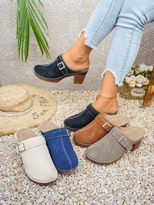 Eleganti sabot da donna con tacco largo e fibbie, mostrati in vari colori vivaci.