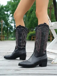 Detailansicht schwarze Western-Cowboystiefel mit feiner Stickerei und Blockabsatz.