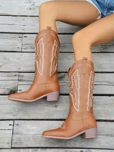 Nahaufnahme von braunen Western-Cowboystiefeln mit Stickereien und spitzer Zehenpartie