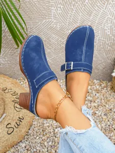 Zoccoli blu eleganti da donna con tacco alto, cuciture bianche e dettaglio fibbia chic