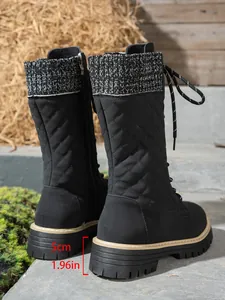 Dettaglio stivali neri platform con indicazione dell'altezza del tacco di 5 cm.