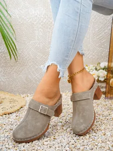Mule chiuse da donna grigie con tacco grosso in legno e fibbia decorativa