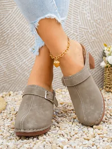Dettaglio sabot chiusi vintage taupe da donna con fibbia e tacco largo a blocco