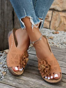 Sandales compensées marron avec détail de fleur et motifs ajourés pour femmes