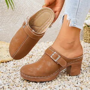 Muli da Donna Alla Moda con Tacco Largo Punta Chiusa Stile Europeo in Pelle PU con Fibbia in Metallo Sandali da Esterno