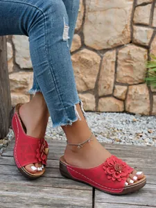 Mules à talons compensés rouges d'été avec fleur 3D et détails découpés au laser