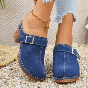 Mules blu da donna con tacco largo, punta chiusa e dettaglio fibbia decorativa