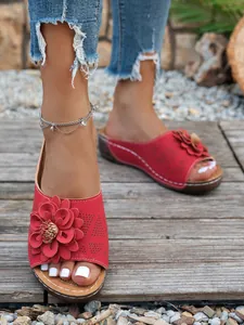 Sandales compensées rouges élégantes avec motif floral ajouré et bout ouvert pour femmes