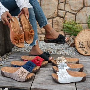 Sandales compensées d'été pour femmes avec motif floral ajouré en plusieurs couleurs