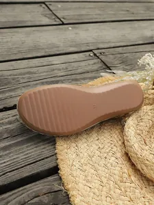 Detailansicht der rutschfesten Sohle der Vintage-Keil-Flip-Flops mit Größenmarkierung 37