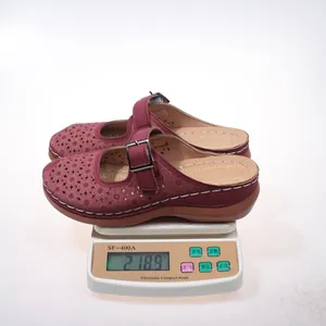 Weight detail of wine-red perforated platform clogs, weighing only 218.9 grams