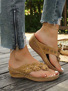 Detailansicht von Damen Keilabsatz Flip-Flops mit 3D-Blumenakzenten und Kontrastnähten