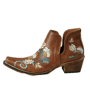 Botines Western marrones de piel sintética con bordado floral y tacón de bloque