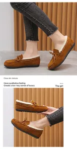 Nahaufnahme warmer brauner Wildleder-Loafer mit dickem Kunstfellfutter und Schleife.